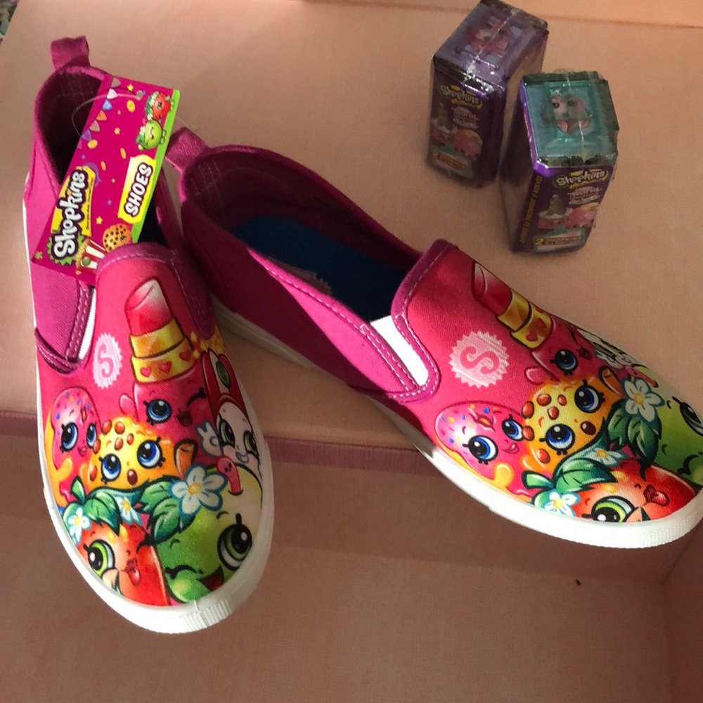 SHOPKINS Shoes with Shopkins Toys!